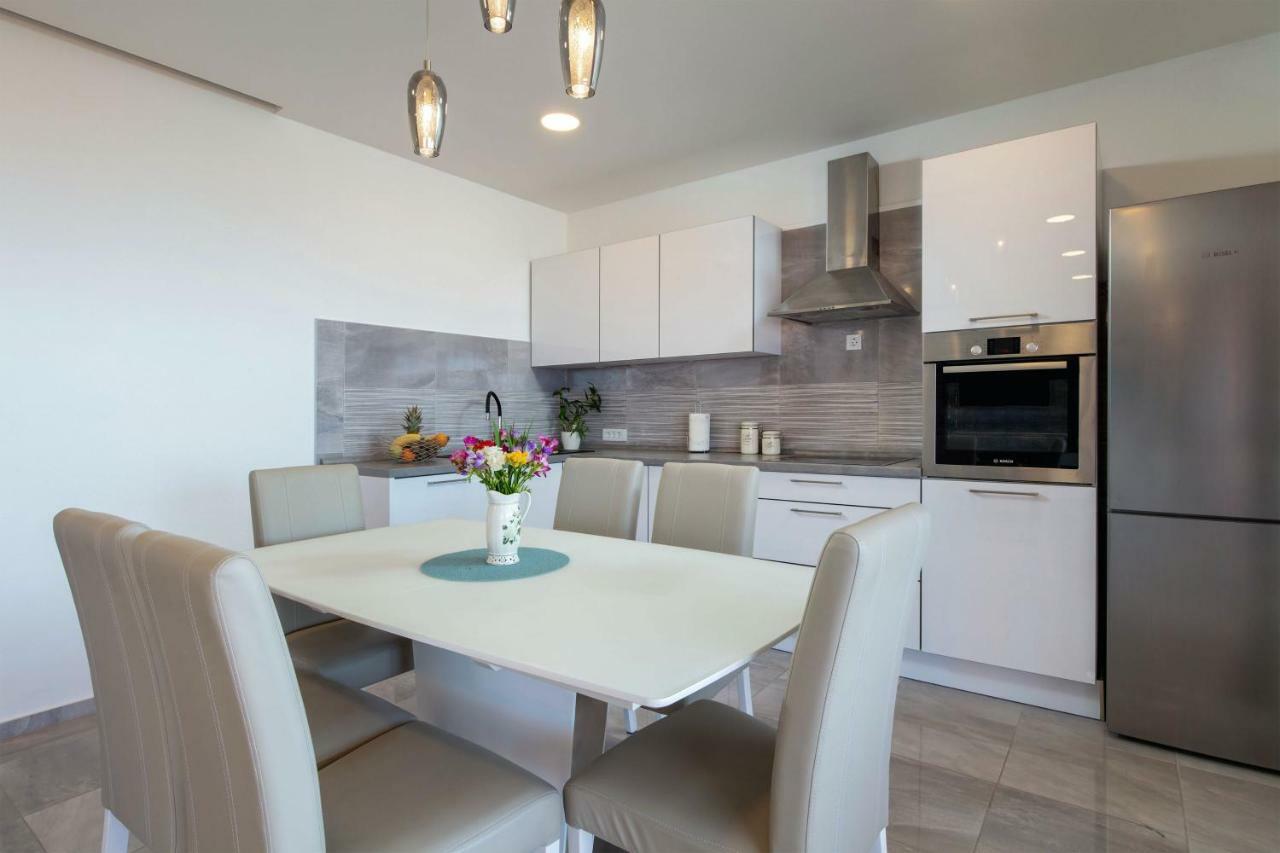 Luxury Apartment Nora Podstrana Bagian luar foto