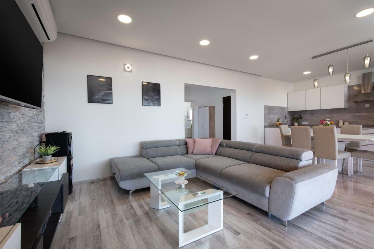 Luxury Apartment Nora Podstrana Bagian luar foto