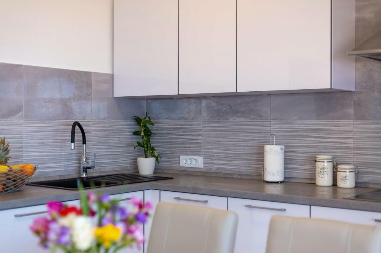 Luxury Apartment Nora Podstrana Bagian luar foto